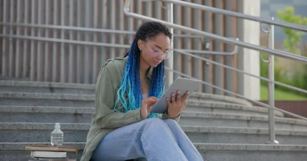 Genç Afrikalı Amerikalı Kadın Öğrenci Serbest Çalışan Biri Online Öğrenim — Stok video