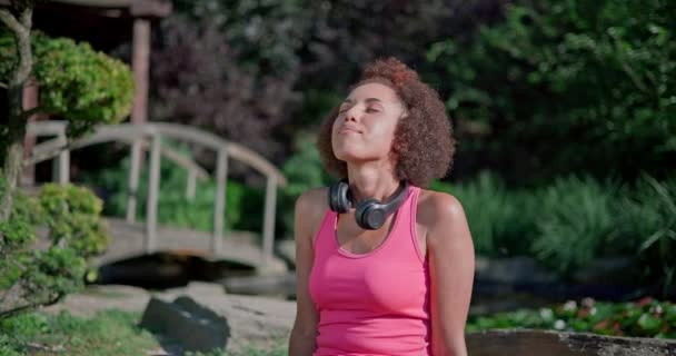 Jovem Mulher Americana Africana Feliz Senta Uma Posição Lótus Com — Vídeo de Stock