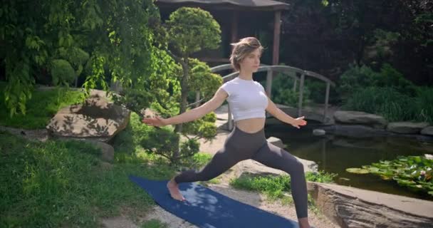 Blank Mooie Sportieve Slanke Jonge Vrouw Doet Yoga Fysieke Training — Stockvideo