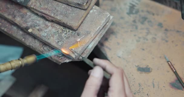 珠宝商在制造珠宝戒指的过程中 用气体燃烧器焊接银锭 — 图库视频影像