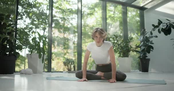 Modern Bir Stüdyoda Yoga Minderinde Yoga Yapan Kafkasyalı Genç Kadın — Stok video