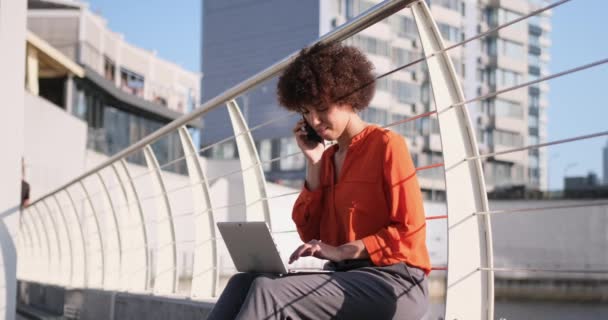 Mujer Afroamericana Joven Sentada Terraplén Con Ordenador Portátil Línea Escribiendo — Vídeo de stock