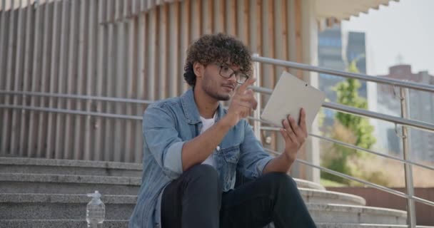 Joven Guapo Indio Hindú Hombre Estudiante Freelancer Sentado Aire Libre — Vídeo de stock