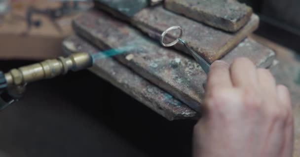 Juwelier Lötet Einen Silbernen Rohling Mit Einem Gasbrenner Während Einen — Stockvideo