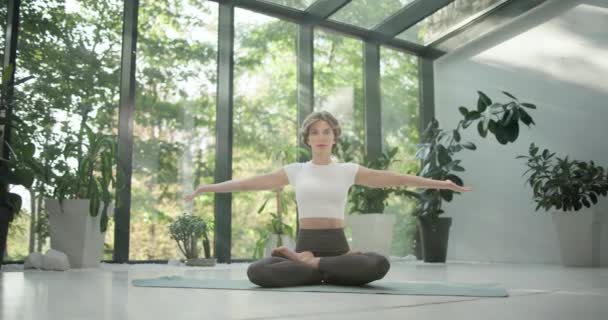 Ung Kaukasisk Fitness Kvinna Utövar Yoga Yogamatta Modern Studio Med — Stockvideo