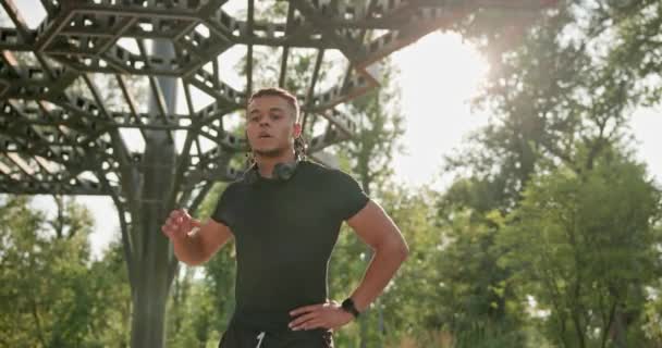 身穿运动服的非洲裔美国男子在进行有氧运动或户外运动前伸展身体并进行热身 2X慢动作 — 图库视频影像