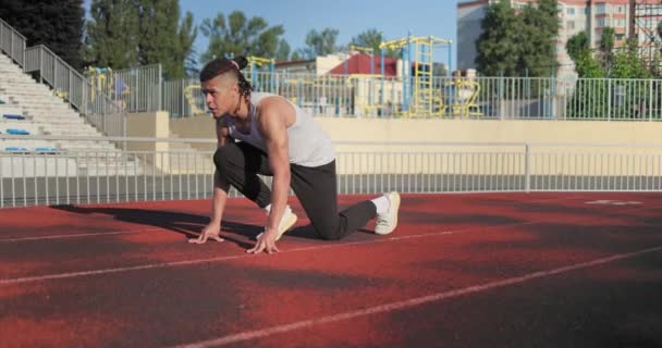 Молодой Африканский Американец Позирующий Звездной Позе Перед Начать Тренировку Спортивном — стоковое видео