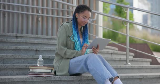 Genç Afrikalı Amerikalı Kadın Öğrenci Serbest Çalışan Biri Online Öğrenim — Stok video