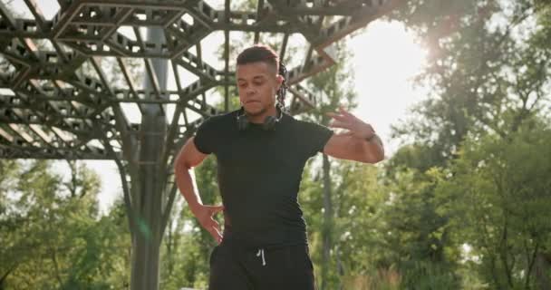 Atletisk Afrikansk Amerikansk Man Sportkläder Stretching Kropp Och Värma Upp — Stockvideo
