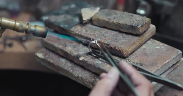 宝石のリングを作成する過程でガスバーナーで銀の空白を販売するジュエラー — ストック動画