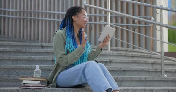 Młoda Afroamerykanka Student Lub Freelancer Podejmowania Rozmowy Wideo Pomocą Tabletu — Wideo stockowe