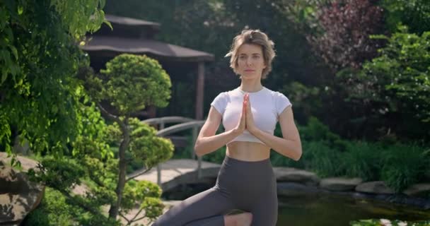 Wanita Muda Kurus Sporty Kaukasia Yang Cantik Melakukan Yoga Latihan — Stok Video