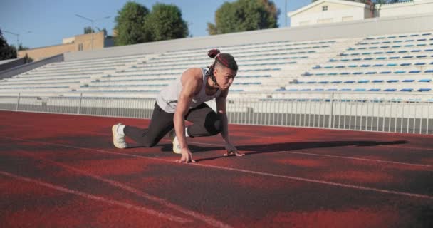 Молодой Африканский Американец Позирующий Звездной Позе Перед Начать Тренировку Спортивном — стоковое видео