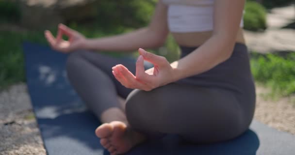 Hände Hautnah Junge Kaukasische Frau Sportbekleidung Sitzt Draußen Auf Yogamatte — Stockvideo