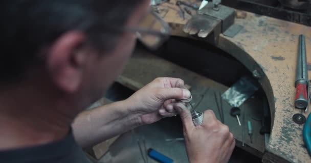 Juwelier Poetst Een Ring Tijdens Het Maakproces Een Werkplaats — Stockvideo