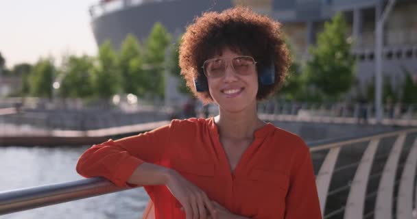 Attraente Giovane Donna Afroamericana Che Ascolta Musica Cuffia Città Giornata — Video Stock