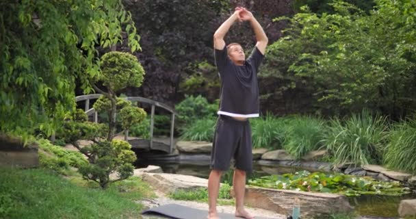 Gesunder Afrikanisch Amerikanischer Mann Der Park Yoga Praktiziert — Stockvideo