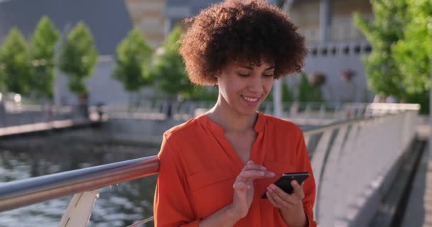 Mujer Afroamericana Joven Con Cabello Rizado Sosteniendo Uso Teléfono Móvil — Vídeos de Stock