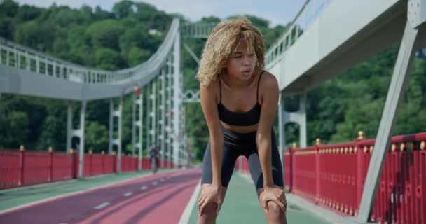Młoda Afroamerykanka Stojąca Wyczerpana Bieganiem Moście Miejskim Świeżym Powietrzu — Wideo stockowe