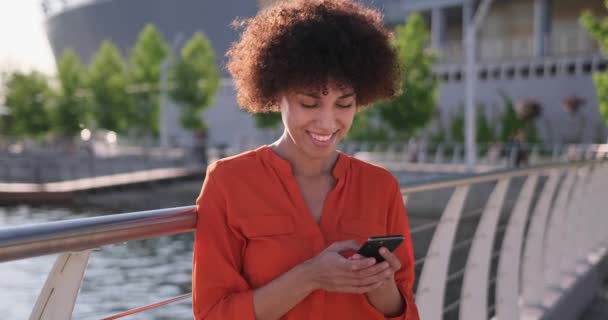 Mujer Afroamericana Joven Con Cabello Rizado Sosteniendo Uso Teléfono Móvil — Vídeos de Stock