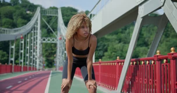 Jovem Afro Americana Exausta Depois Correr Correndo Uma Ponte Cidade — Vídeo de Stock