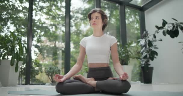 Giovane Donna Caucasica Fitness Seduta Posizione Loto Tappeto Yoga Moderno — Video Stock