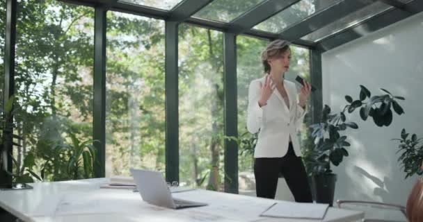 Een Jonge Vrouwelijke Architect Die Spraakberichten Memo Opneemt Telefoon Haar — Stockvideo