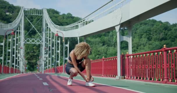 Νεαρή Αφροαμερικανή Που Δένει Αθλητικά Μια Γέφυρα Της Πόλης Και — Αρχείο Βίντεο
