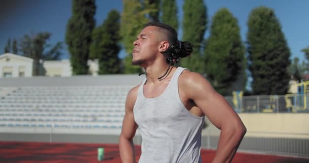 Afrikanisch Amerikanischer Athletischer Junger Mann Entspannt Sich Beim Morgendlichen Lauf — Stockvideo