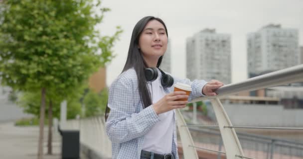Sırtında Sırt Çantası Olan Sıradan Kıyafetler Giyen Asyalı Genç Bir — Stok video