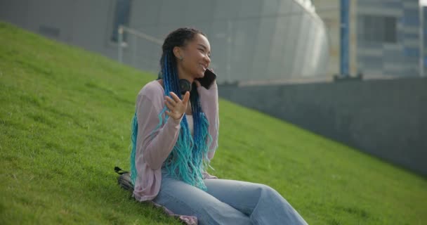 Una Joven Afroamericana Con Gafas Está Hablando Teléfono Móvil Sentado — Vídeo de stock