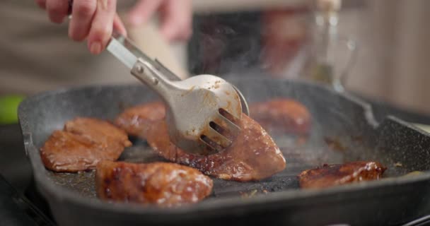 Potongan Direndam Organik Raw Tuna Steak Menggoreng Panci Panggangan Panas — Stok Video