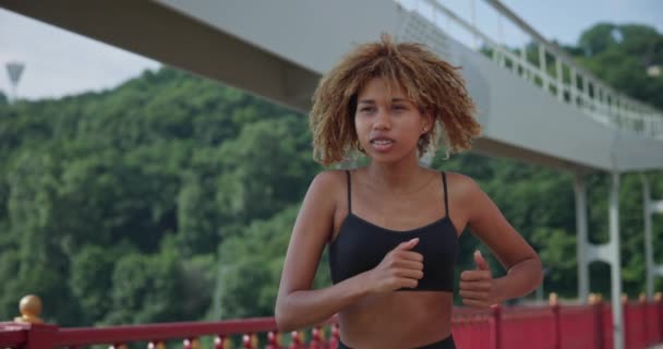 Jovem Afro Americana Mulher Corredor Correndo Cidade Ponte Livre — Vídeo de Stock