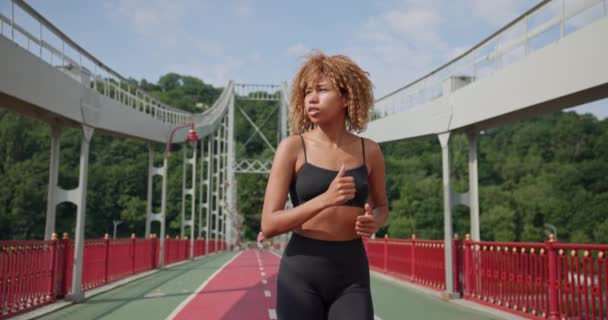 若いアフリカ系アメリカ人女性のランナージョギングオン都市橋屋外 — ストック動画