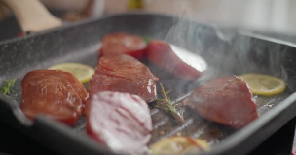 Marinované Kousky Organického Syrového Tuňákového Steaku Smažené Pánvi Horkého Grilu — Stock video