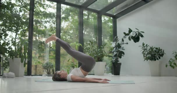 Young Caucasian Fitness Woman Practicing Yoga Yoga Mat Modern Studio — Stock Video