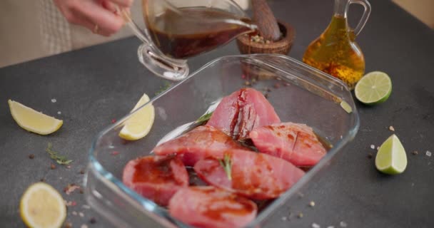 Mujer Vertiendo Salsa Soja Teriyaki Organic Pink Raw Tuna Steak — Vídeos de Stock