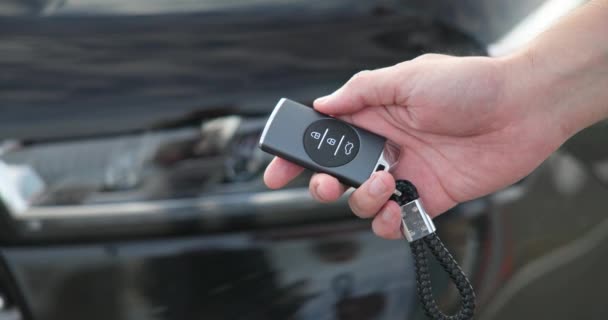 Man Tangan Membuka Kunci Mobil Dengan Menekan Tombol Pada Kunci — Stok Video
