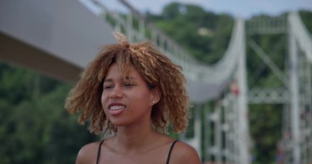 Genç Afro Amerikan Kadın Koşucu Şehir Köprüsünde Koşuyor — Stok video