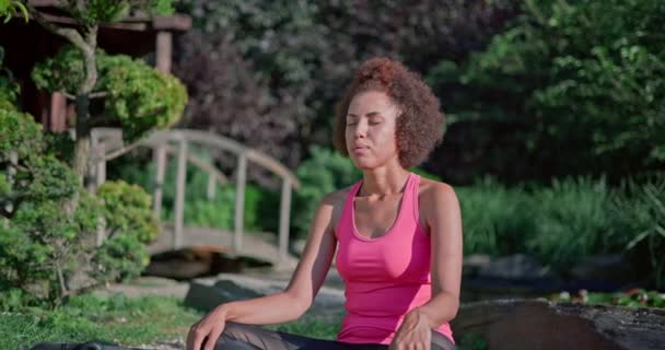 Mladá Africká Američanka Sedí Lotosové Pozici Zavřenýma Očima Medituje Venku — Stock video