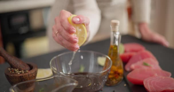 Mulher Espremendo Suco Limão Molho Soja Teriyaki Uma Tigela Preparando — Vídeo de Stock