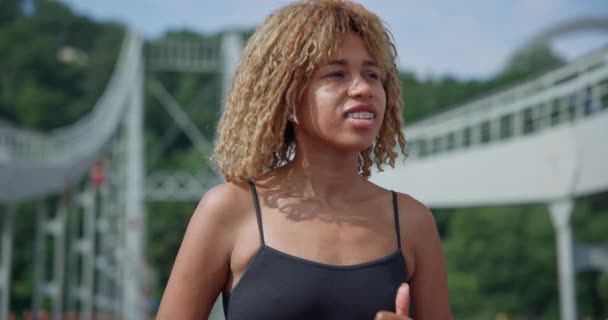 Ung Afrikansk Amerikansk Kvinna Löpare Jogga Stadsbron Utomhus — Stockvideo