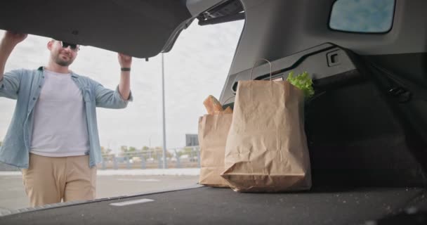 Fiatalember Kinyitja Csomagtartót Elviszi Táskákat Élelmiszerekkel Dci — Stock videók