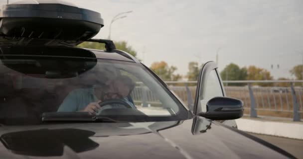 Jovem Caucasiano Senta Carro Estacionamento Aperta Cinto Segurança Dci — Vídeo de Stock