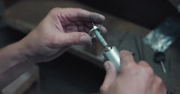 보석은 작업장에서 프로세스를 만드는 반지를 연마합니다 — 비디오