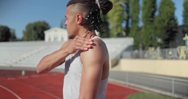 Giovane Uomo Afroamericano Abbigliamento Sportivo Facendo Auto Massaggio Alleviare Dolore — Video Stock