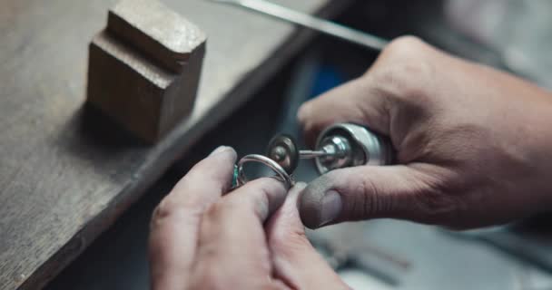 Κοσμηματοπώλης Στη Διαδικασία Κατασκευής Χειροποίητων Δαχτυλιδιών Κοσμημάτων Από Χαλαζία Στο — Αρχείο Βίντεο