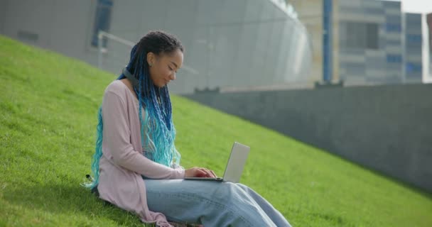 Genç Afrikalı Amerikalı Kadın Öğrenci Internetten Öğrenen Serbest Çalışan Dışarıdaki — Stok video