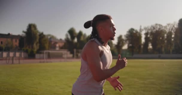 Jovem Atleta Afro Americano Corredor Correndo Estádio Câmera Lenta — Vídeo de Stock