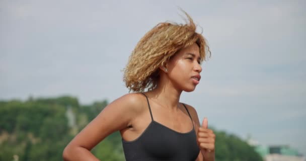 Joven Mujer Afroamericana Corredora Trotando Puente Ciudad Aire Libre — Vídeo de stock